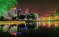 過激なカラーライティングを使った中国の夜景