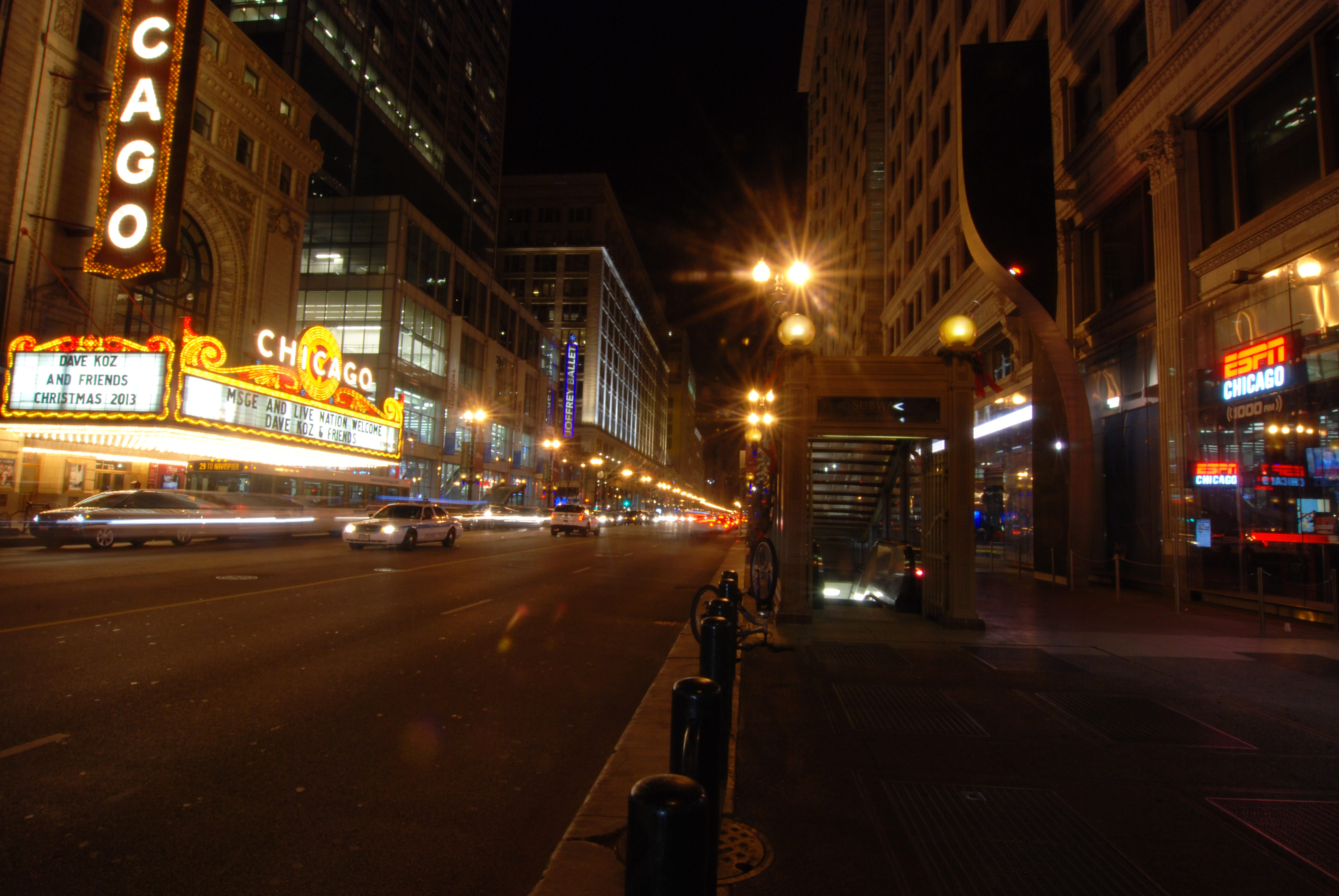 シカゴ劇場前　ポール灯がクラシカルなデザインのものに変わっていた